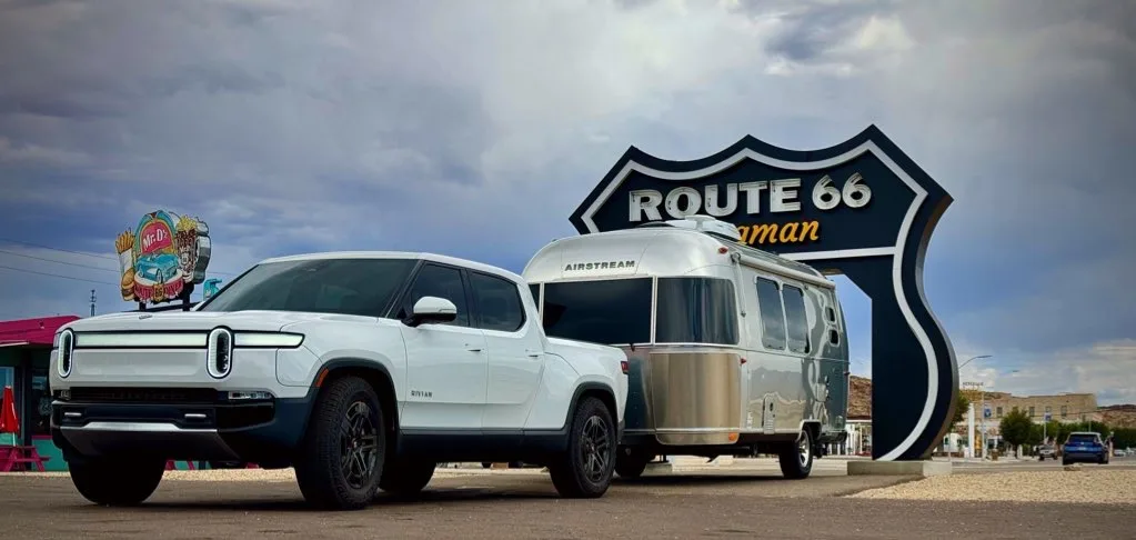 Wattreach, 20′ Airstream Caravel with Rivian R1T